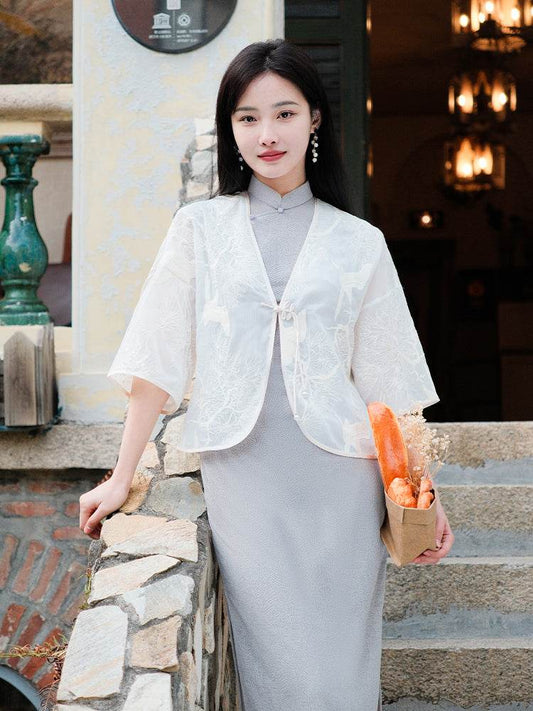 White |Qipao-Inspired Kimono Wrap with Floral Stitchwork(鹤云) - E·Beauty