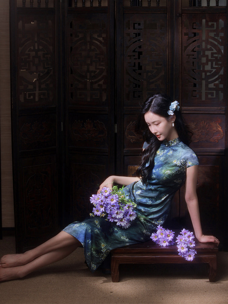 Sky-Blue Jinling Satin with Cosmic Daisies - Relaxed Silhouette | Modern one-Pieces Qipao Dress (彗予)