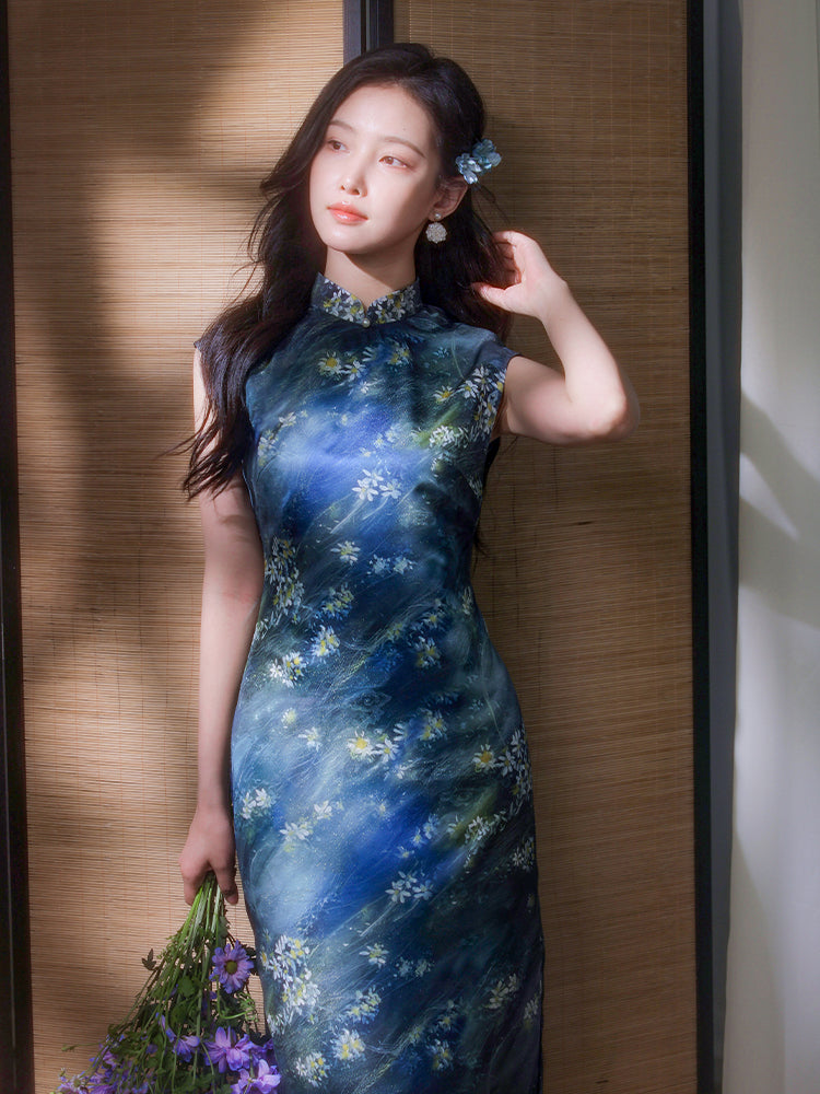 Sky-Blue Jinling Satin with Cosmic Daisies - Relaxed Silhouette | Modern one-Pieces Qipao Dress (彗予)