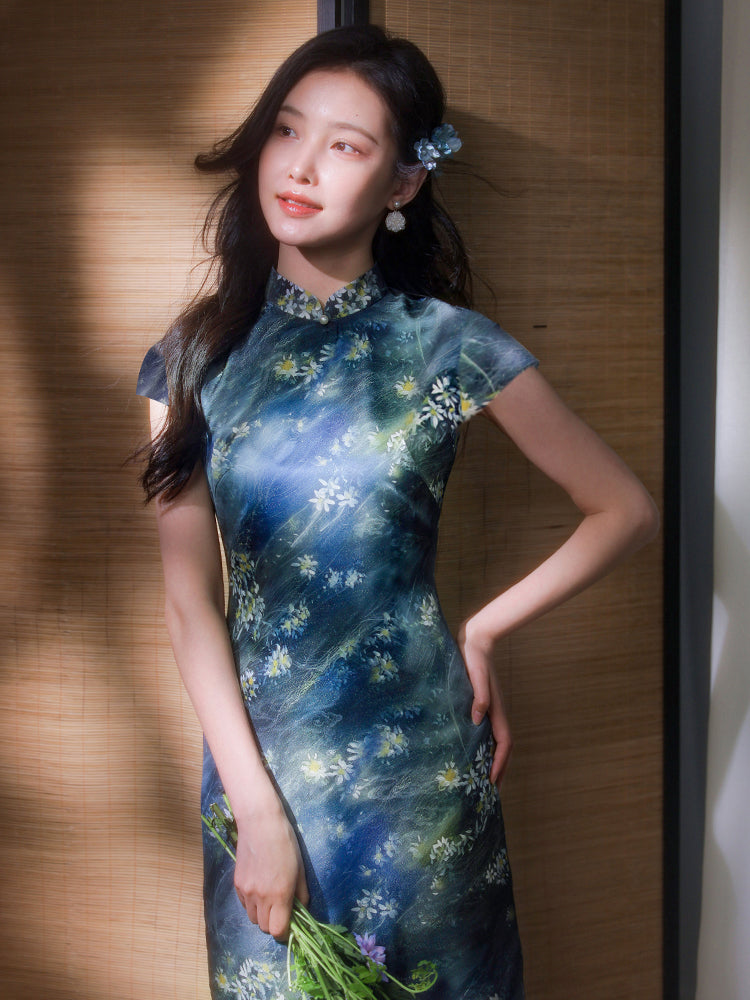 Sky-Blue Jinling Satin with Cosmic Daisies - Relaxed Silhouette | Modern one-Pieces Qipao Dress (彗予)