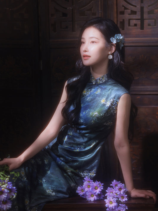 Sky-Blue Jinling Satin with Cosmic Daisies - Relaxed Silhouette | Modern one-Pieces Qipao Dress (彗予)