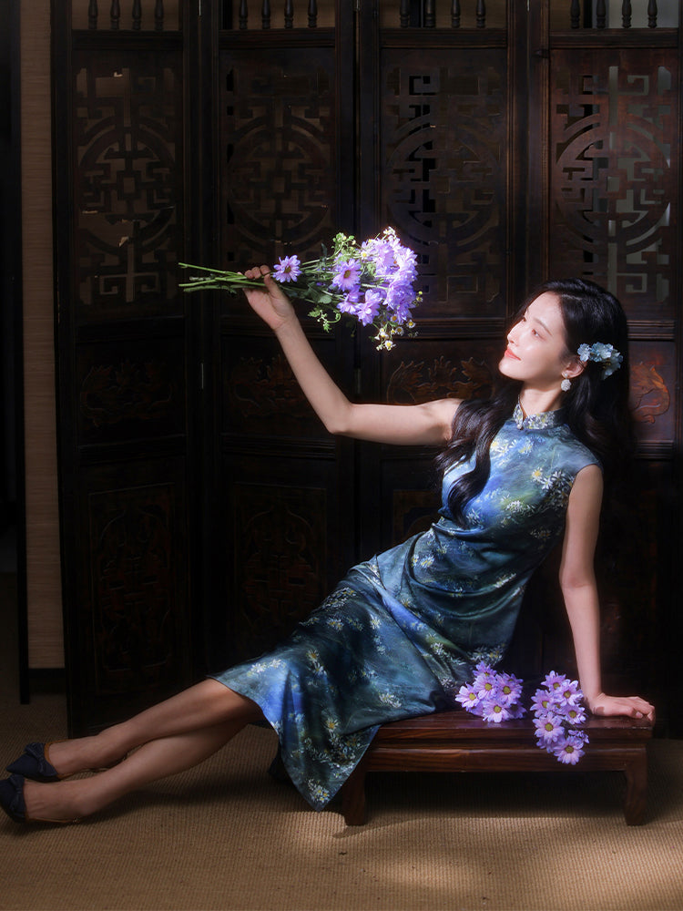 Sky-Blue Jinling Satin with Cosmic Daisies - Relaxed Silhouette | Modern one-Pieces Qipao Dress (彗予)
